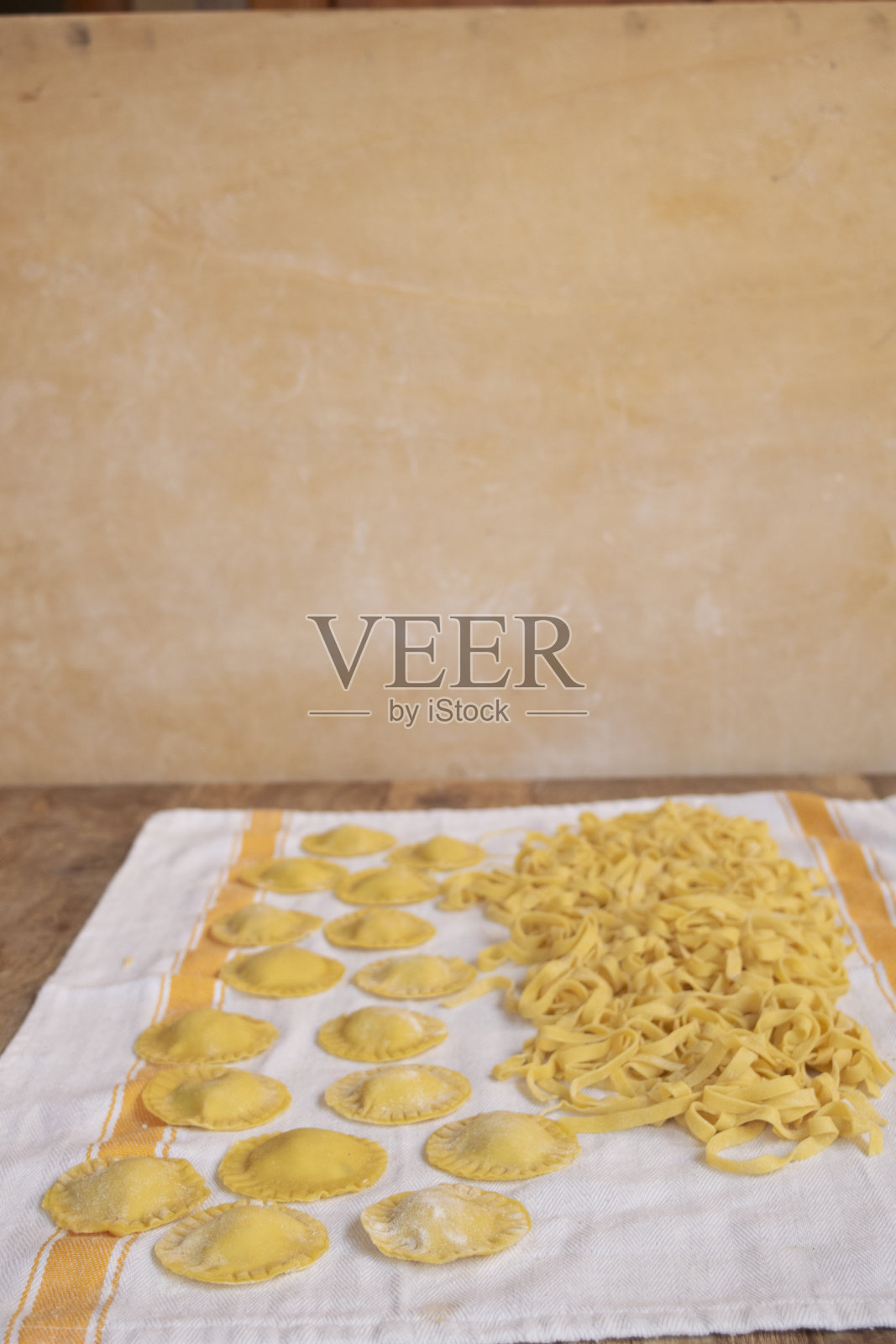 手工意大利面和意大利饺子照片摄影图片