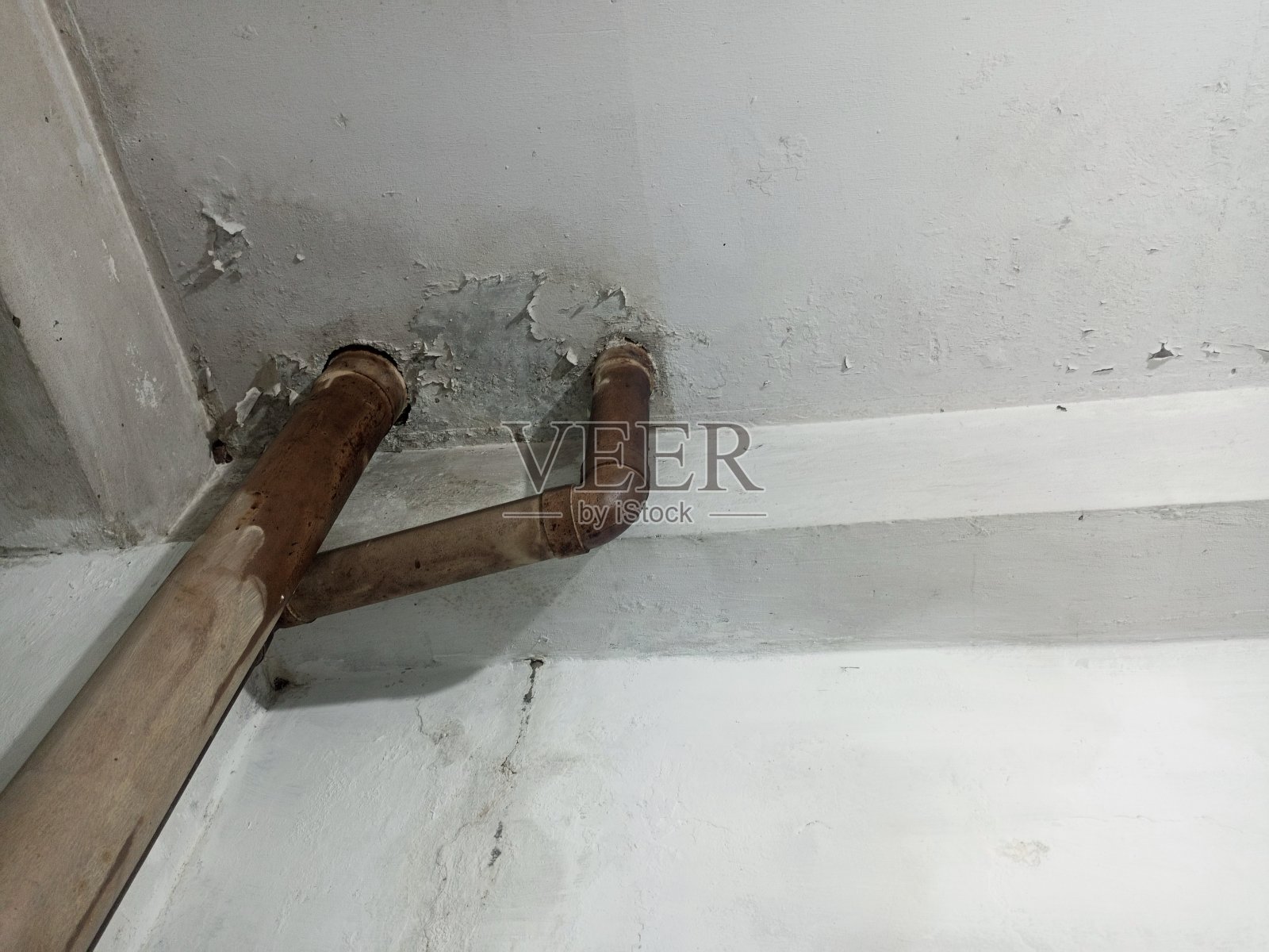 房子里的水管是空的照片摄影图片