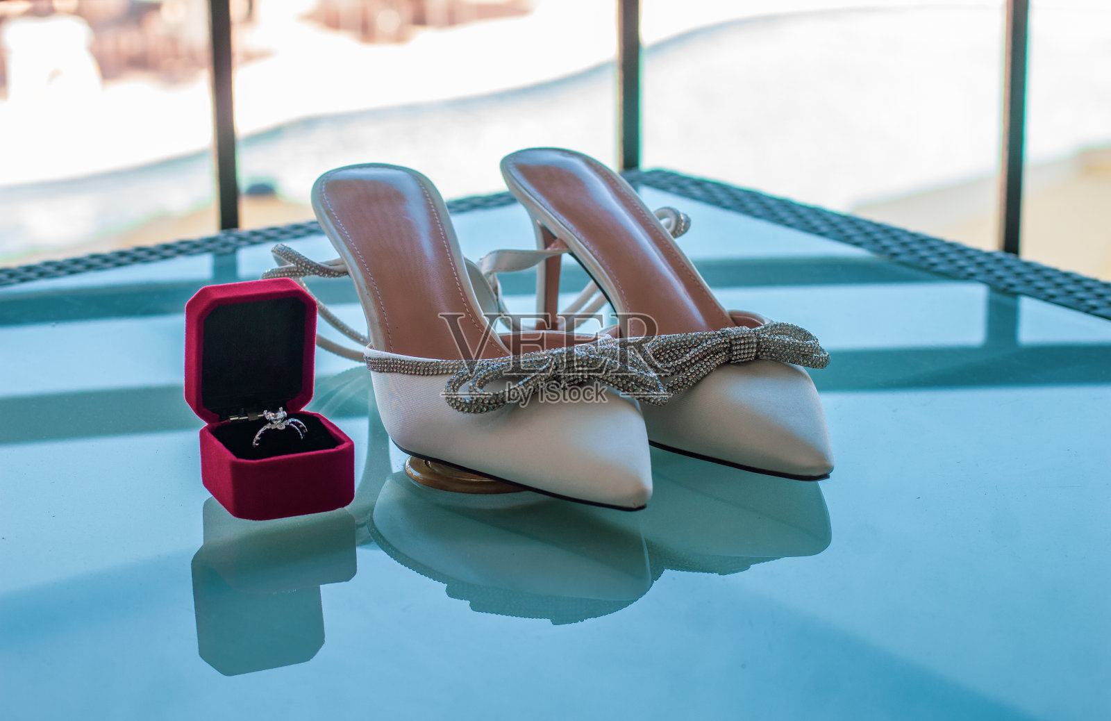 美丽的黄金女子鞋后跟戒指。照片摄影图片