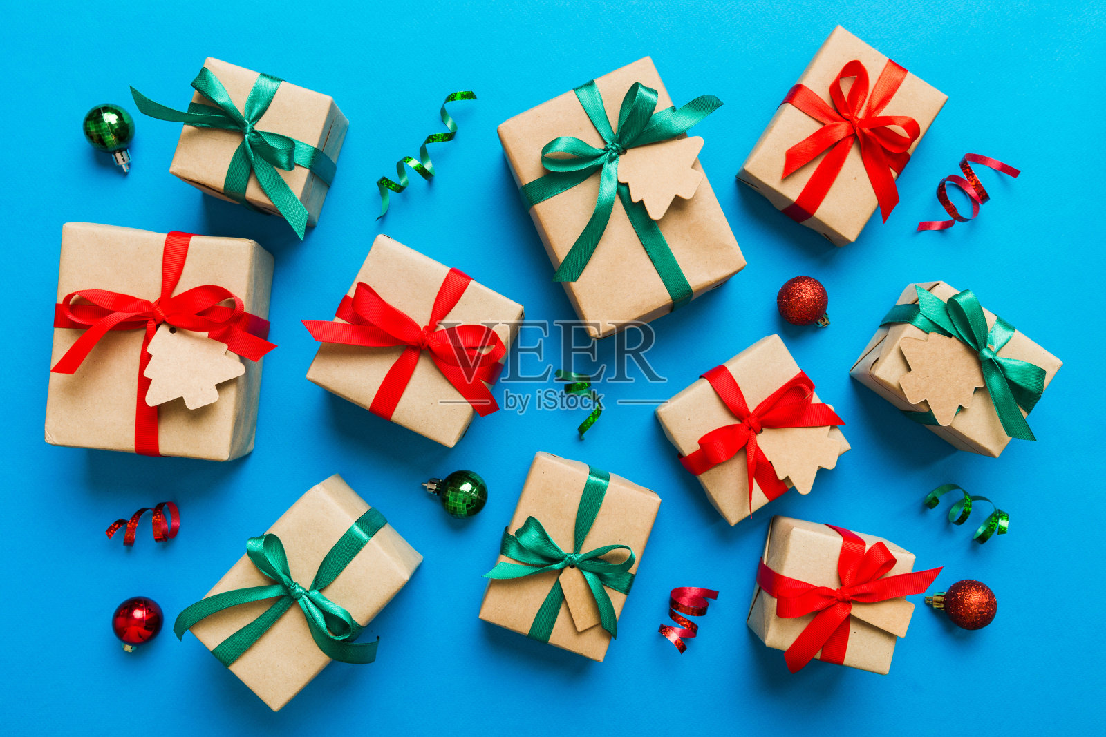 彩色工艺礼盒与彩色丝带彩色背景。收集圣诞礼物盒照片摄影图片