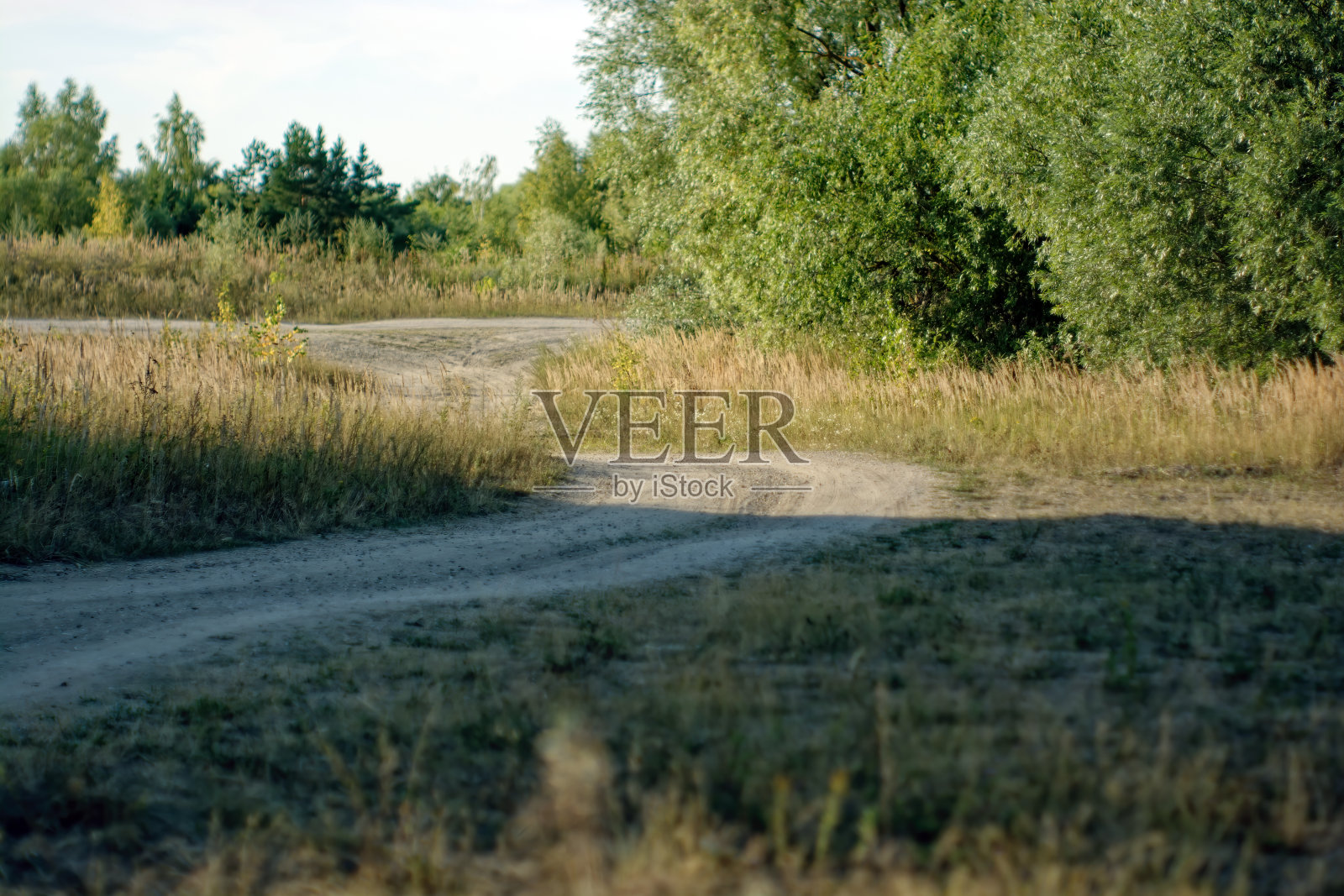 河边的乡村沙路照片摄影图片