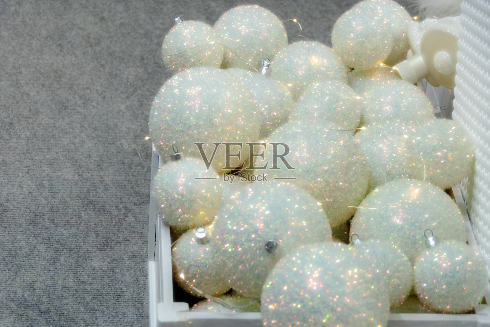 白色闪亮的新年球在一个木盒子里。照片摄影图片