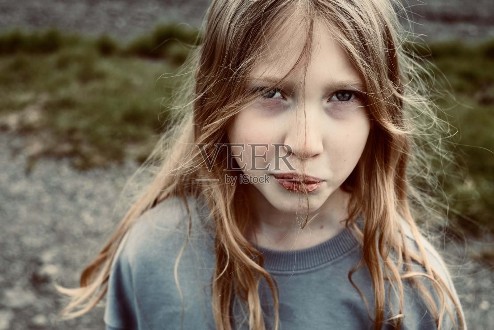 金发女孩正看着镜头照片摄影图片