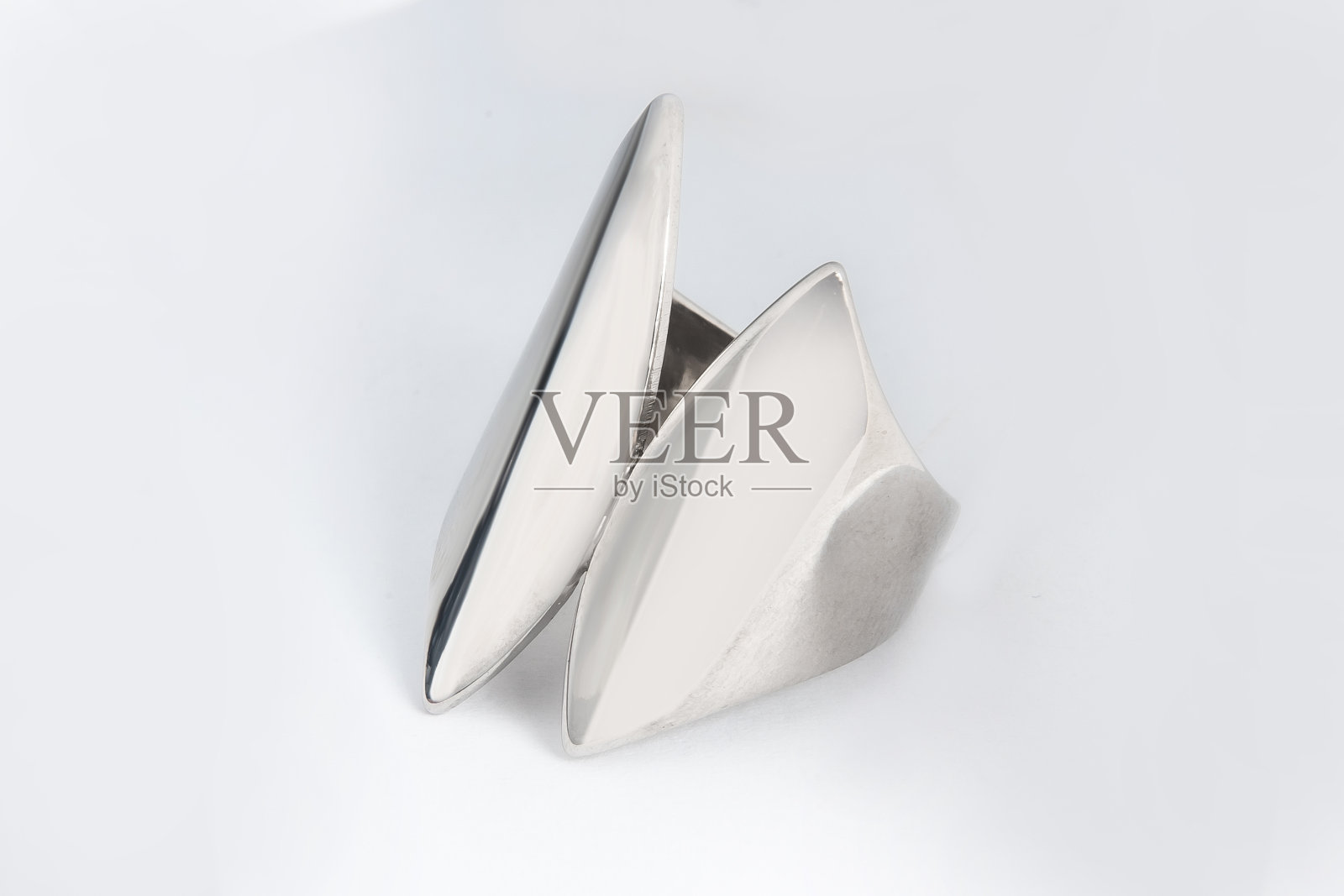 银极简主义钻石戒指隔离在白色背景照片摄影图片