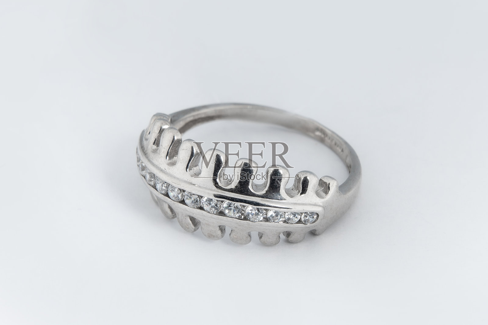 银极简主义钻石戒指隔离在白色背景照片摄影图片