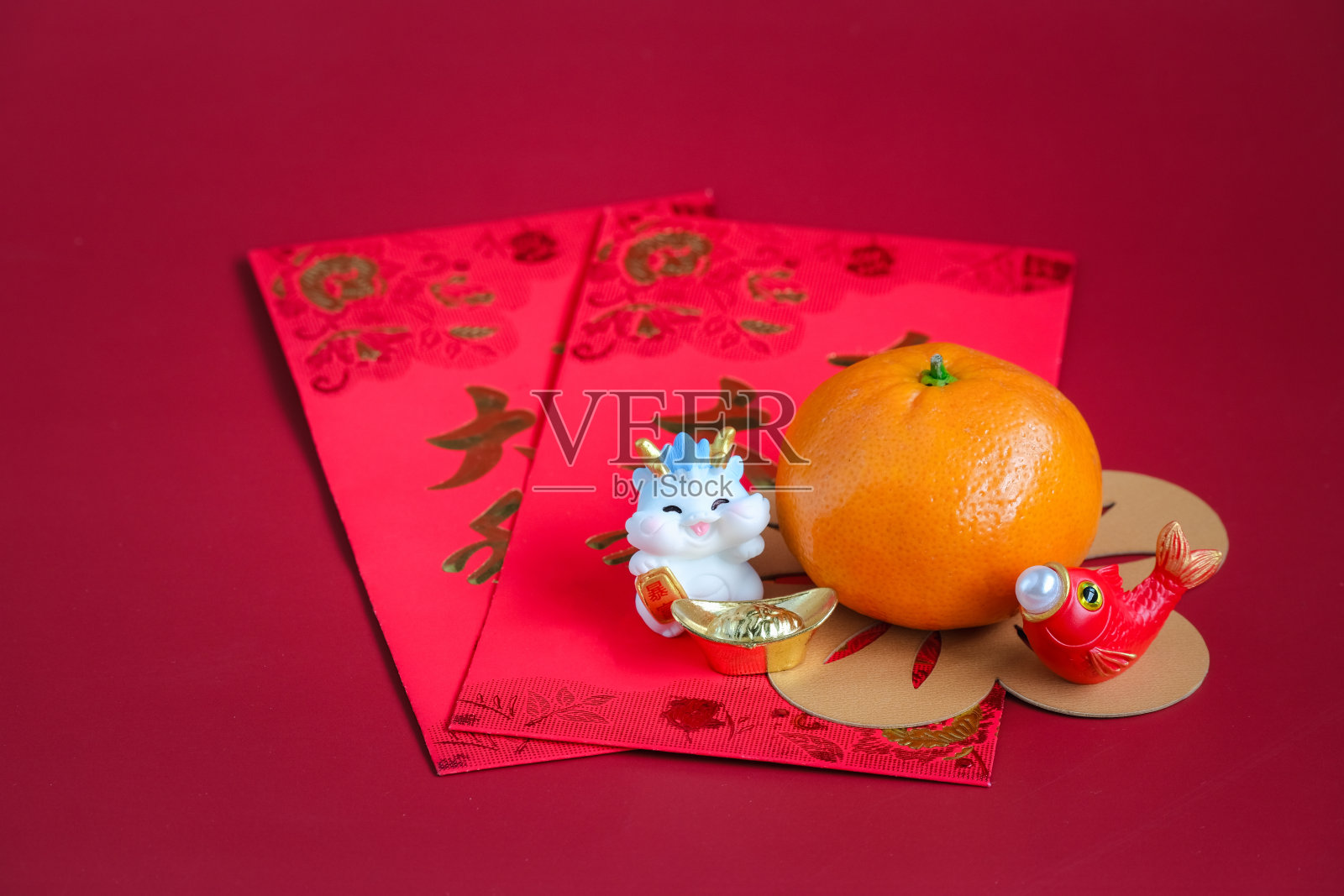 2024年中国龙年快乐。橘红色,红包上的龙孤立在红色背景上。“内画”这个词意味着祝福。照片摄影图片