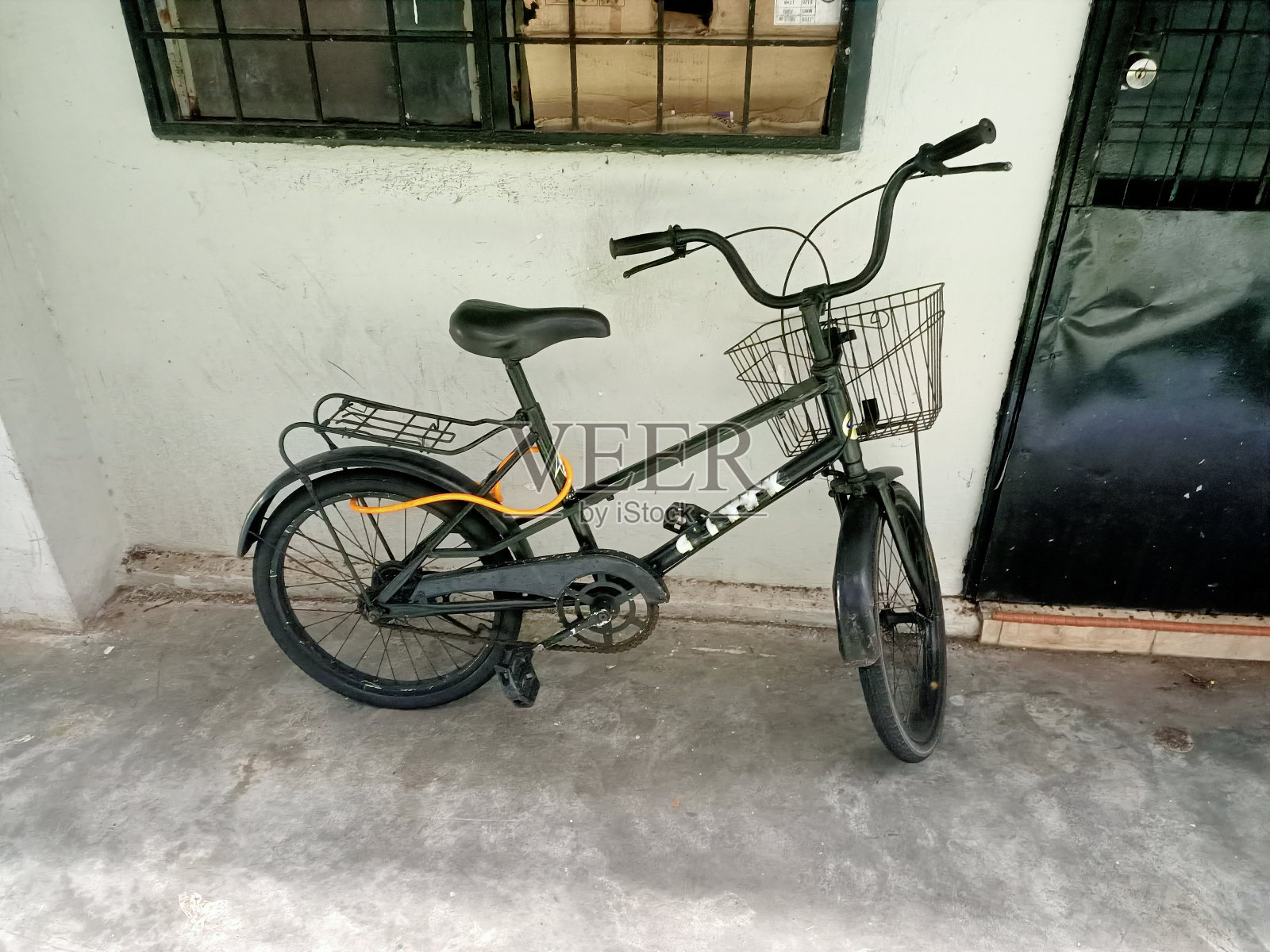 儿童自行车特写。照片摄影图片