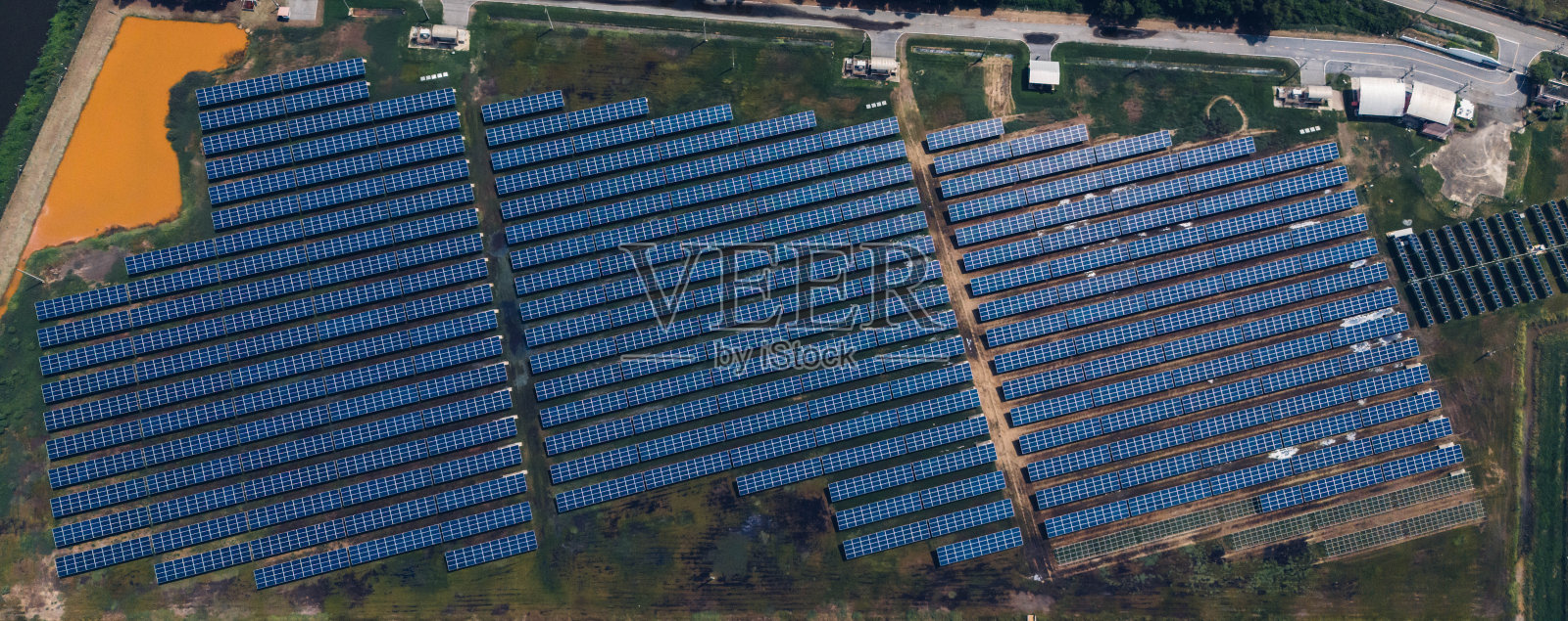 生态太阳能电站是太阳能板领域的绿色能源。太阳能电池板、光伏、替代电源鸟瞰图。可持续资源的概念。照片摄影图片