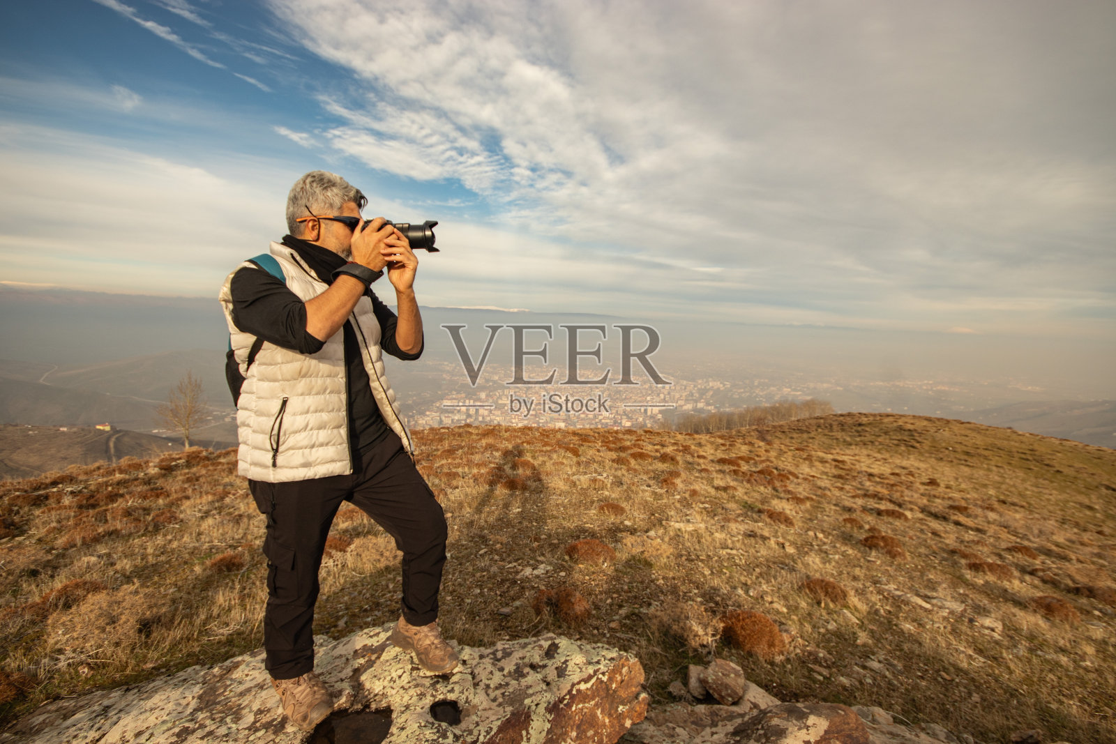 自然摄影师拍摄雾蒙蒙的雪景照片摄影图片