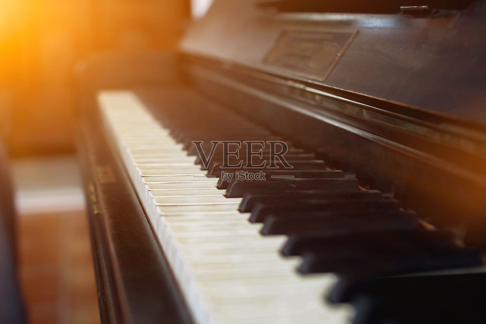 美丽的钢琴背景设置在早晨的窗口,等待钢琴家早上来练习,以减少必须在音乐会演奏钢琴的错误照片摄影图片