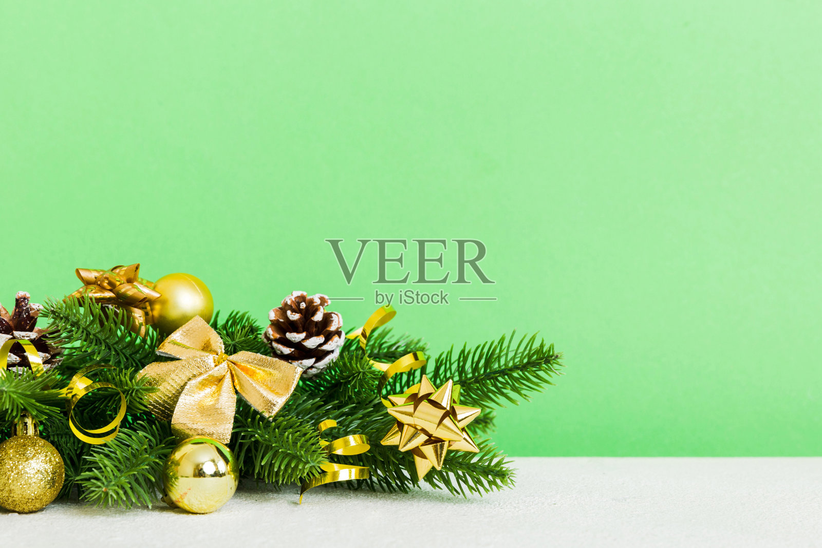 新年圣诞树玩具与彩色背景上的圣诞树枝和装饰品照片摄影图片