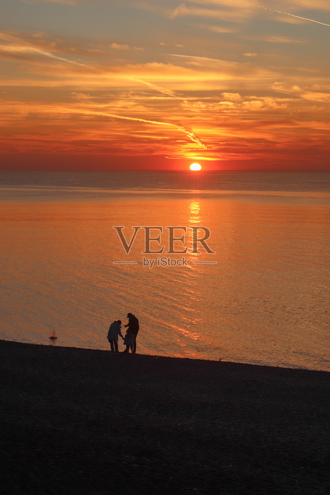 日出在黑海海岸与轮廓的人在Kobuleti,格鲁吉亚照片摄影图片