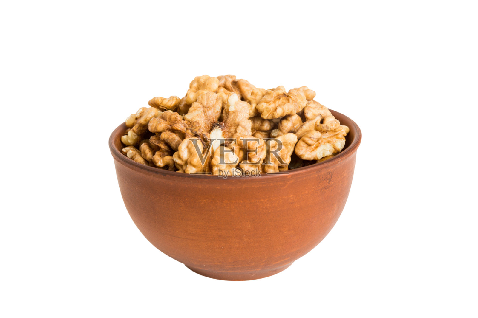 碗里的烤核桃孤立在白色背景上。核桃是零食或生的或煮熟的。健康食物概念照片摄影图片