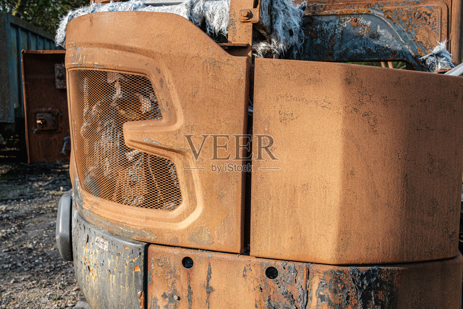 被小偷烧毁的建筑挖掘机。照片摄影图片