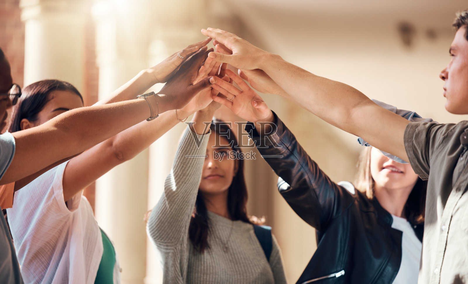 支持,团队建设和学生的手在大学合作,激励和教育成功。团队合作,快乐和朋友在大学团结,目标和使命在校园照片摄影图片
