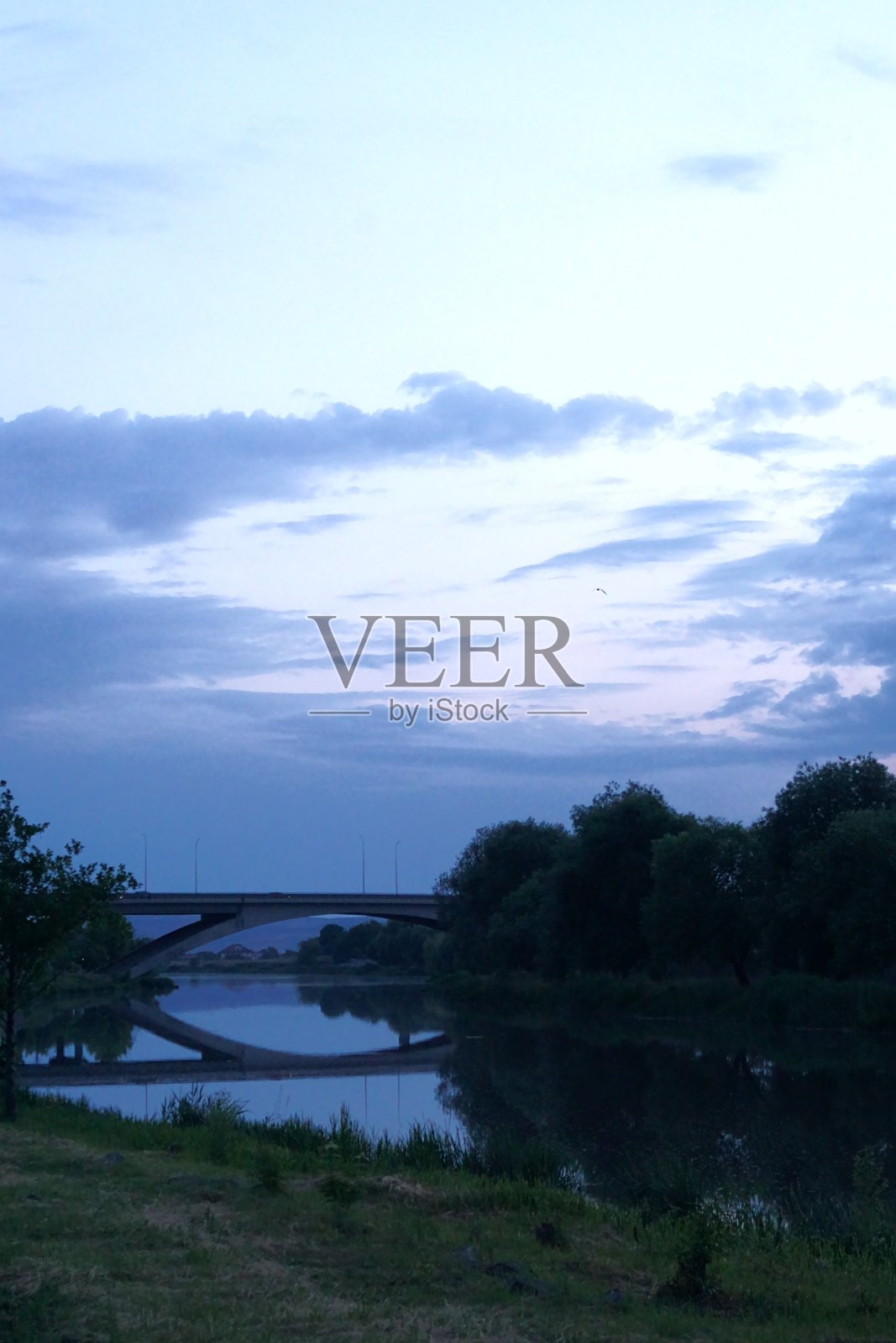 寂静和落日在水岸上的色彩;罗马尼亚特兰西瓦尼亚的塔尔古·穆列斯河照片摄影图片