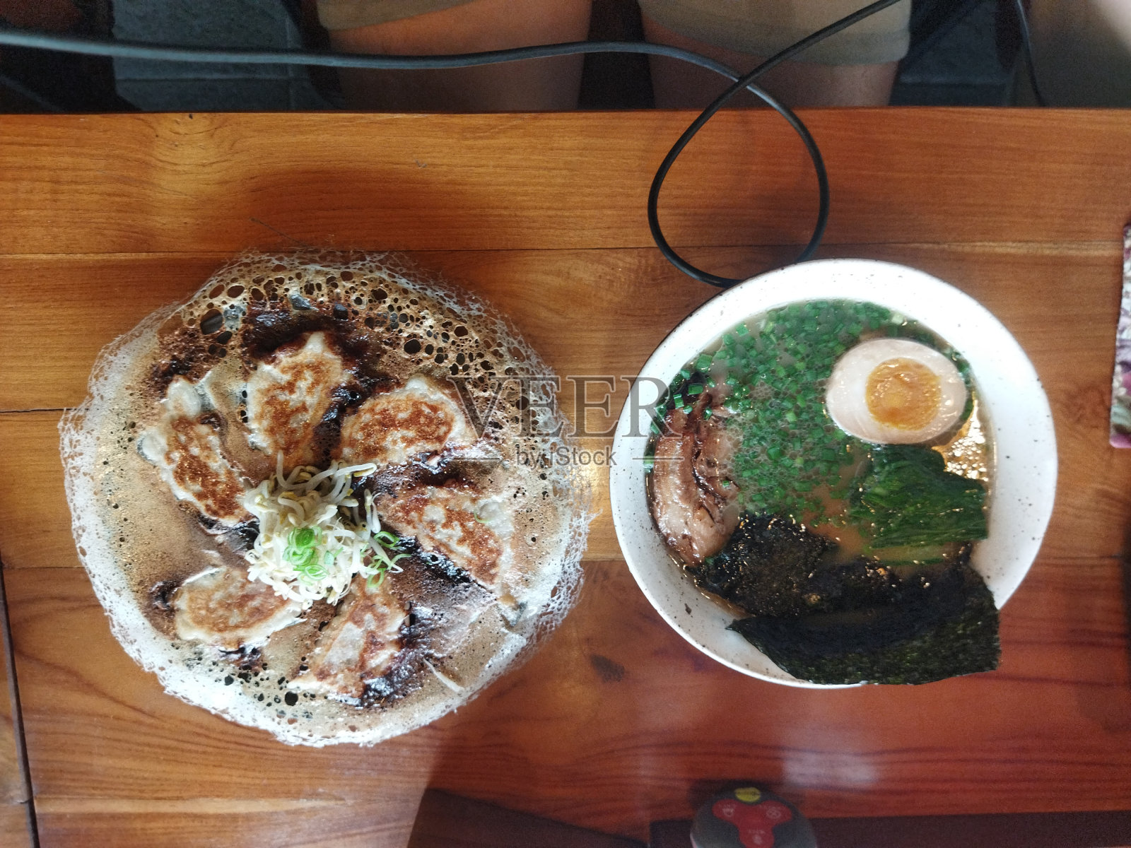 日式饺子和黑豚骨拉面照片摄影图片