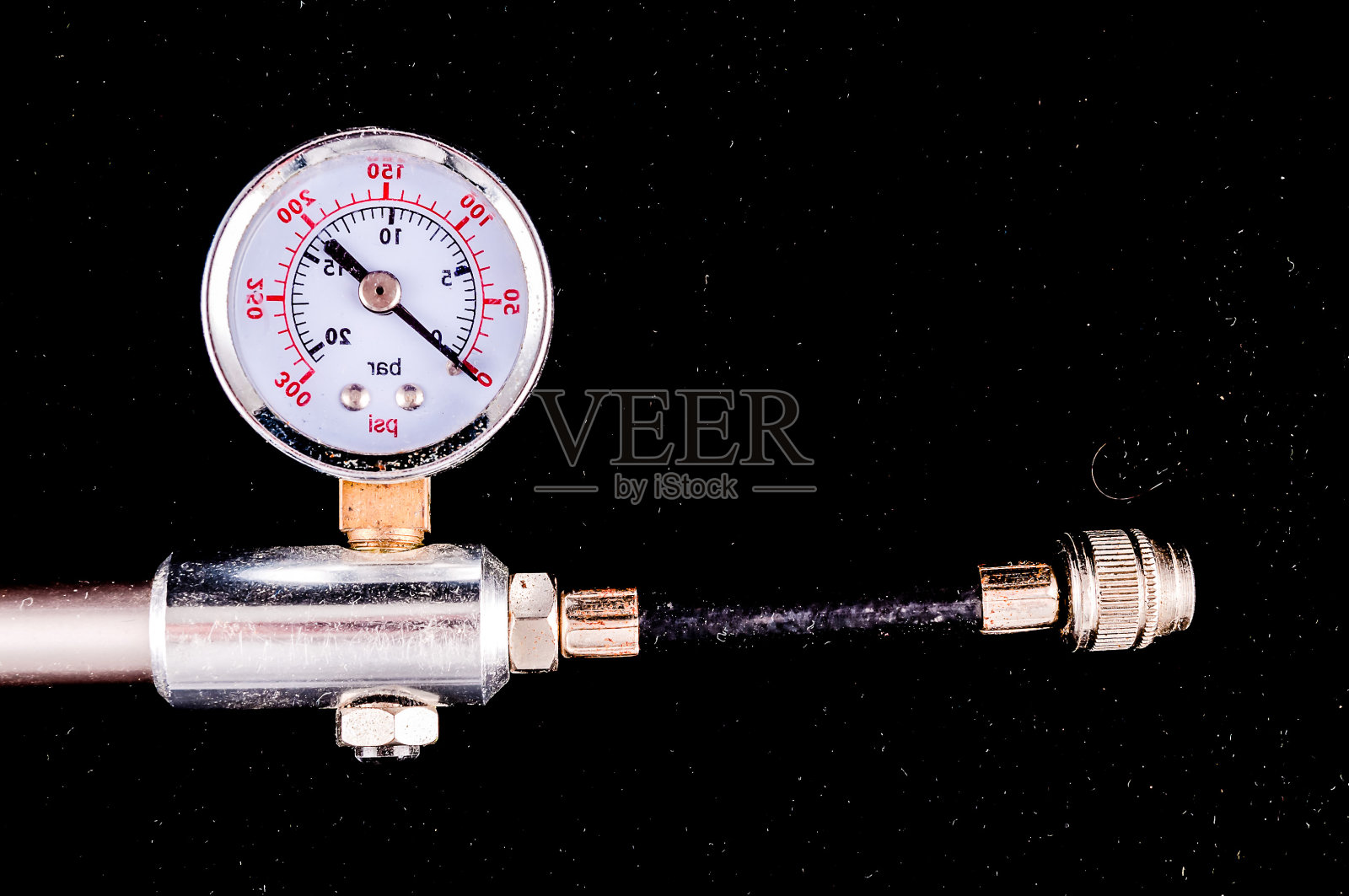 压力表连接在软管上照片摄影图片