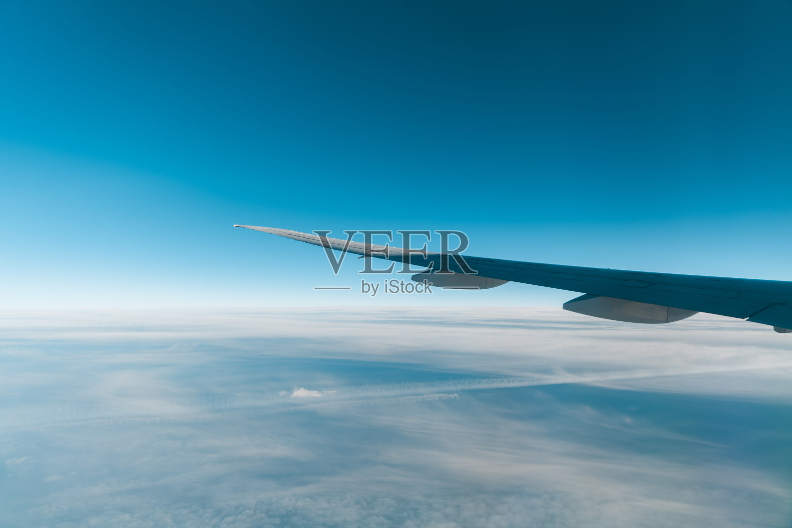 飞在云海之上照片摄影图片