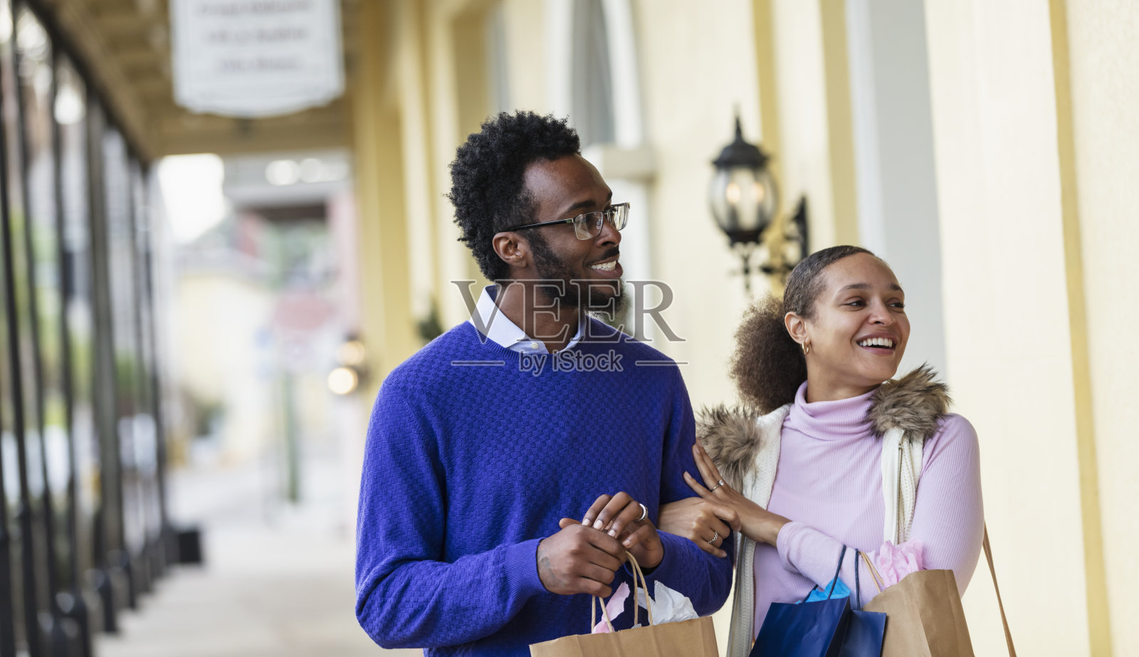 多种族夫妇在城市购物照片摄影图片