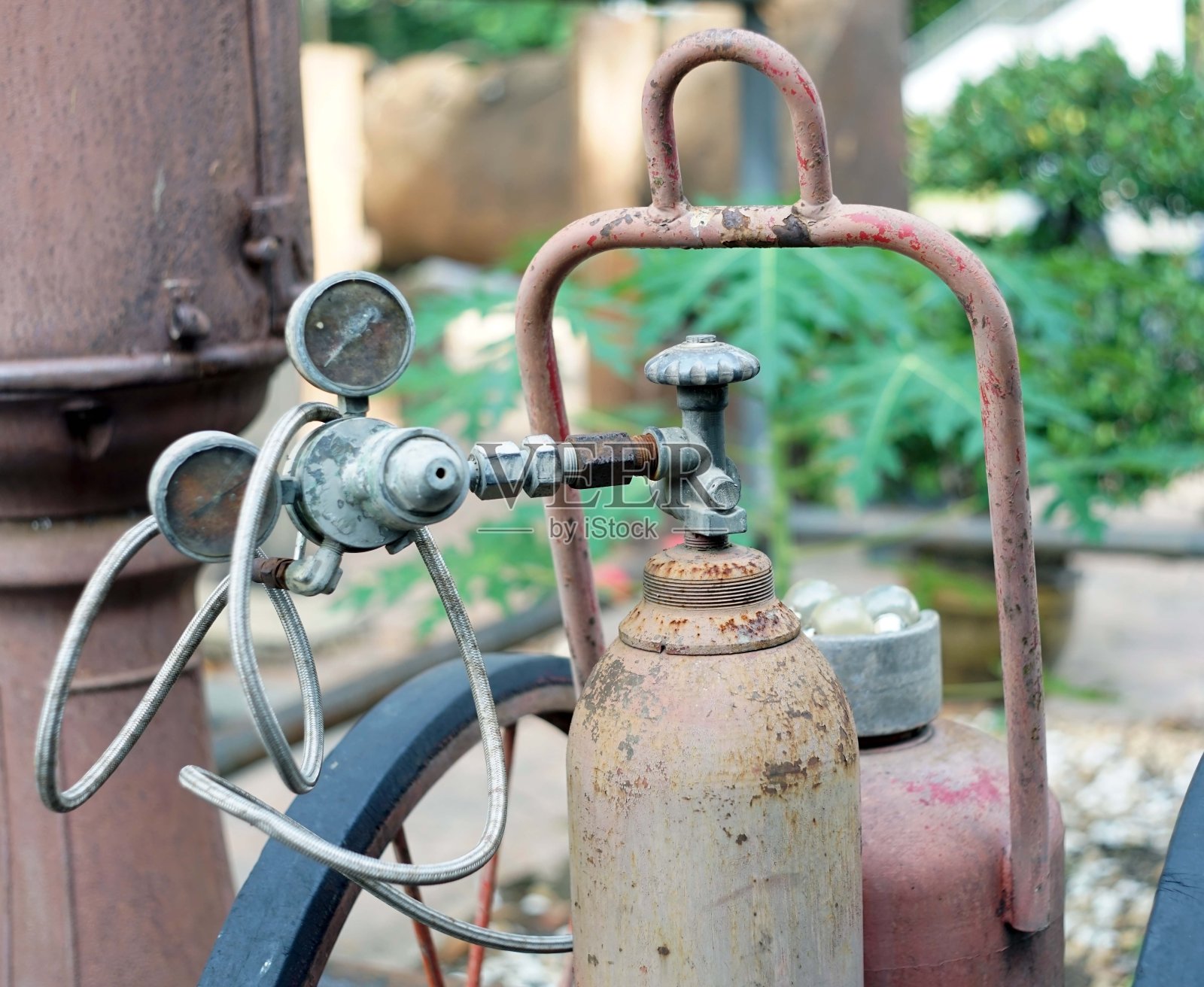 特写一个复古的老式油箱与计量系统。照片摄影图片