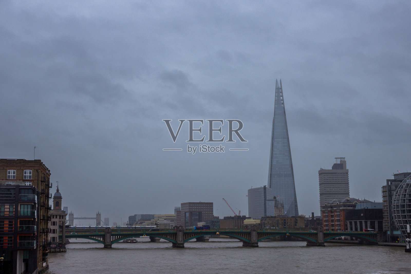 雨天的碎片大厦,伦敦南华克的一座摩天大楼照片摄影图片