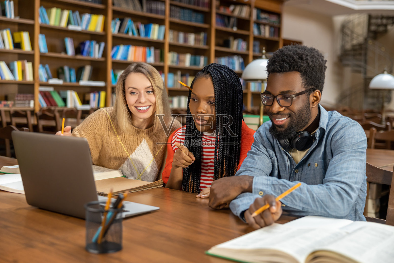 学生在图书馆学习,看起来很投入照片摄影图片