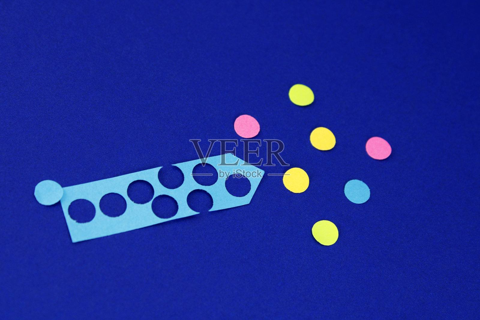 不同颜色的开放式圆圈从盒子里解放出来照片摄影图片