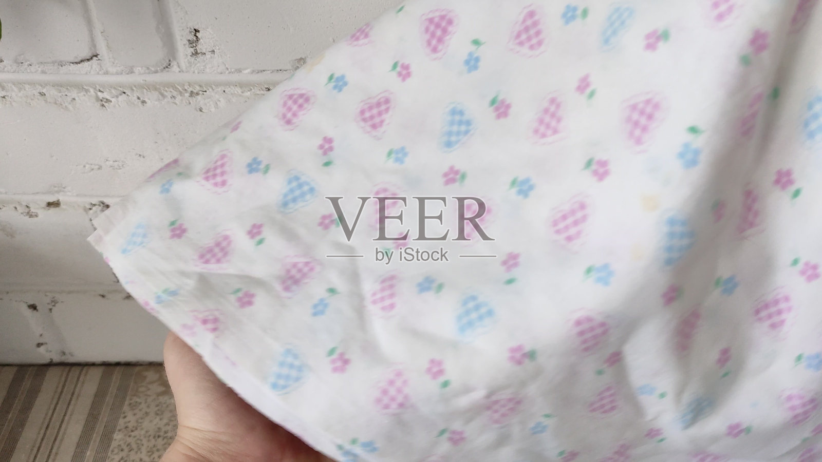 牙医展示并拿着装有牙科器械的托盘照片摄影图片