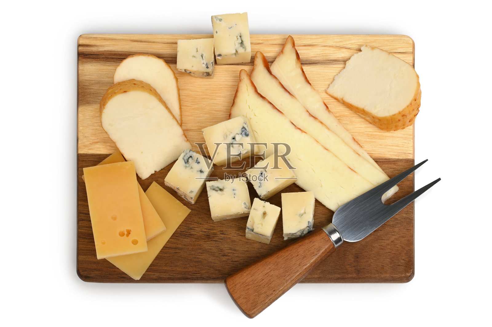 各种各样的奶酪用叉子放在木板上照片摄影图片