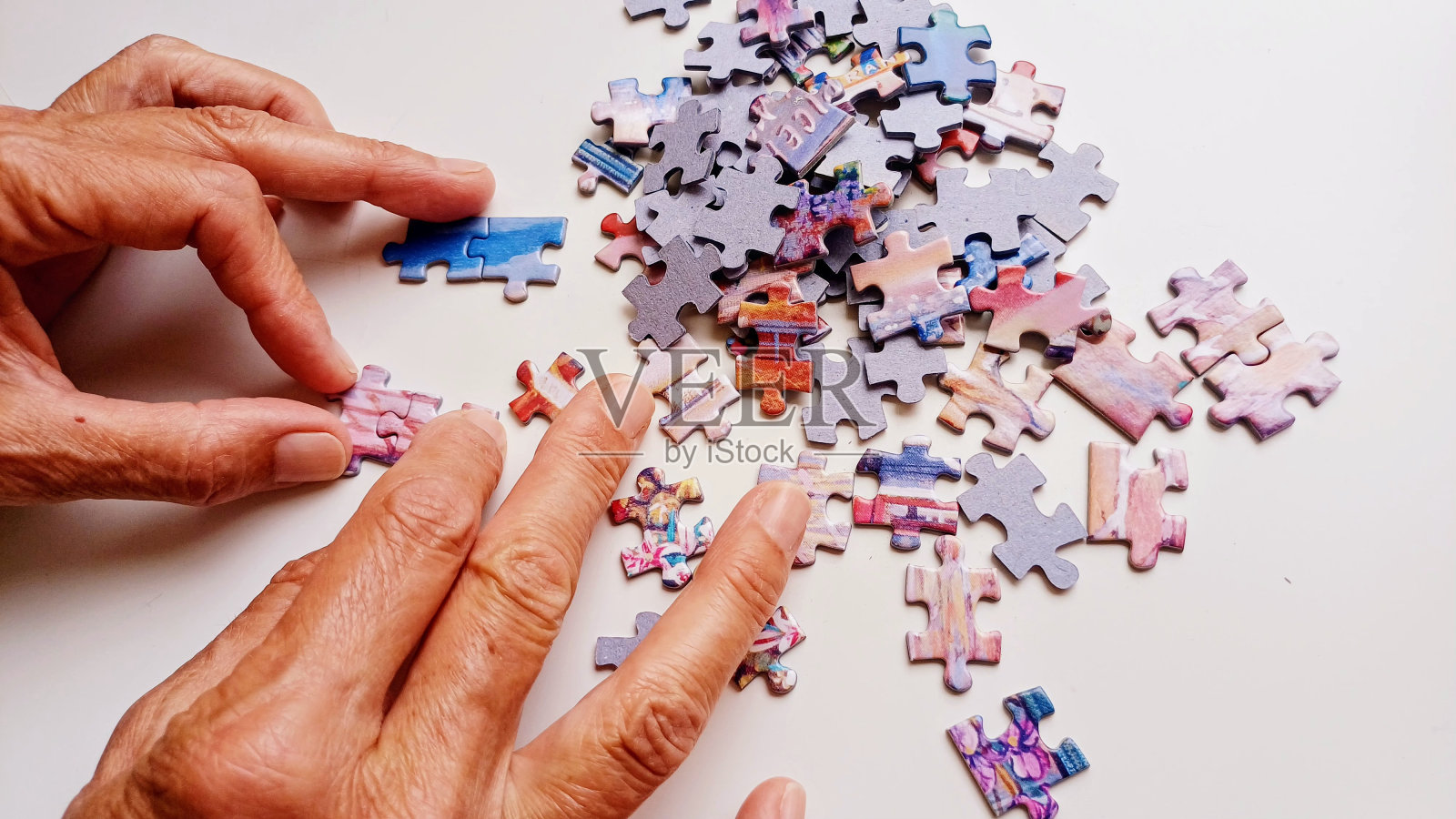 拼图,人类的手做拼图照片摄影图片