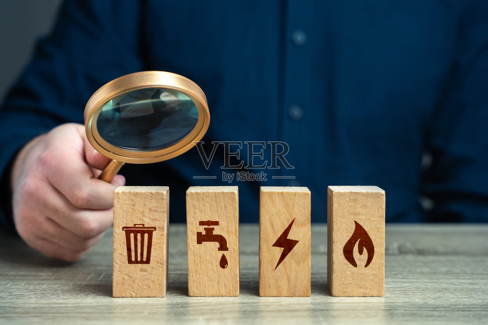 调查一下家庭公用事业的费用和账单。电、暖气、水和煤气。能源效率。付账单。住房标准。价格和成本。智能家居。房子的维护。照片摄影图片