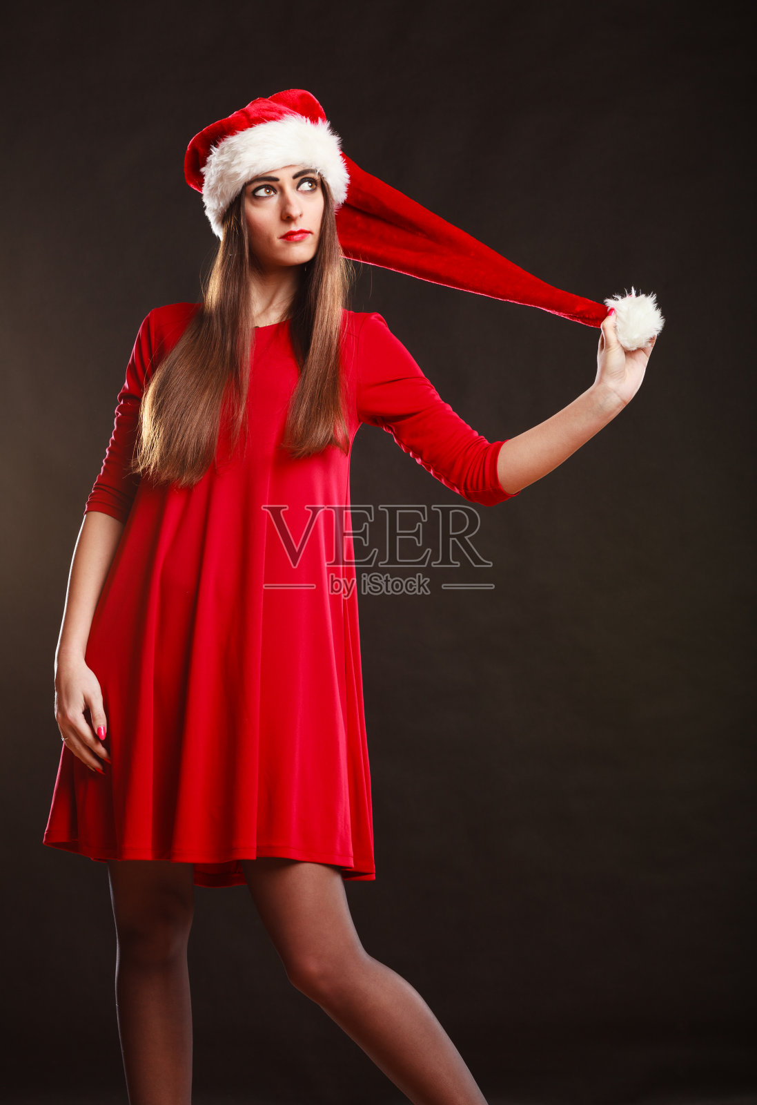 女人戴着圣诞老人的黑色帽子照片摄影图片