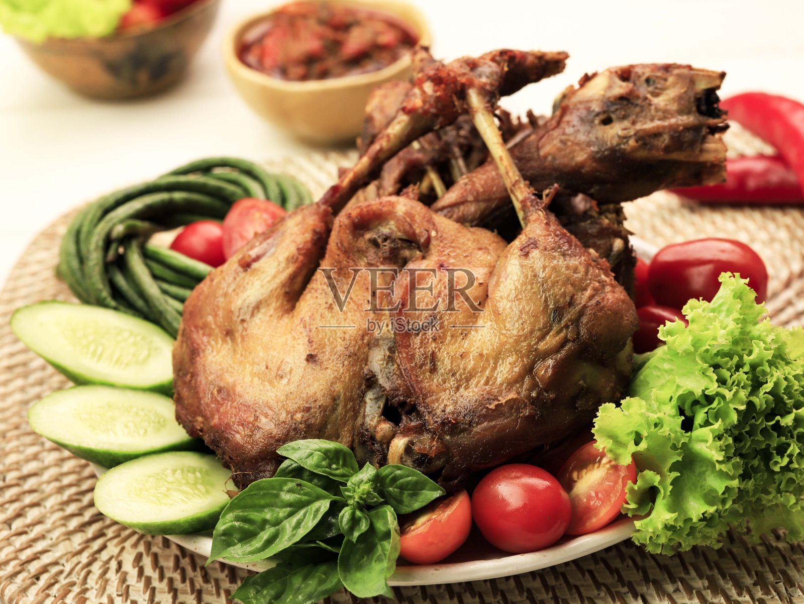 Bebek炒饭。受欢迎的印尼菜——炸鸭照片摄影图片