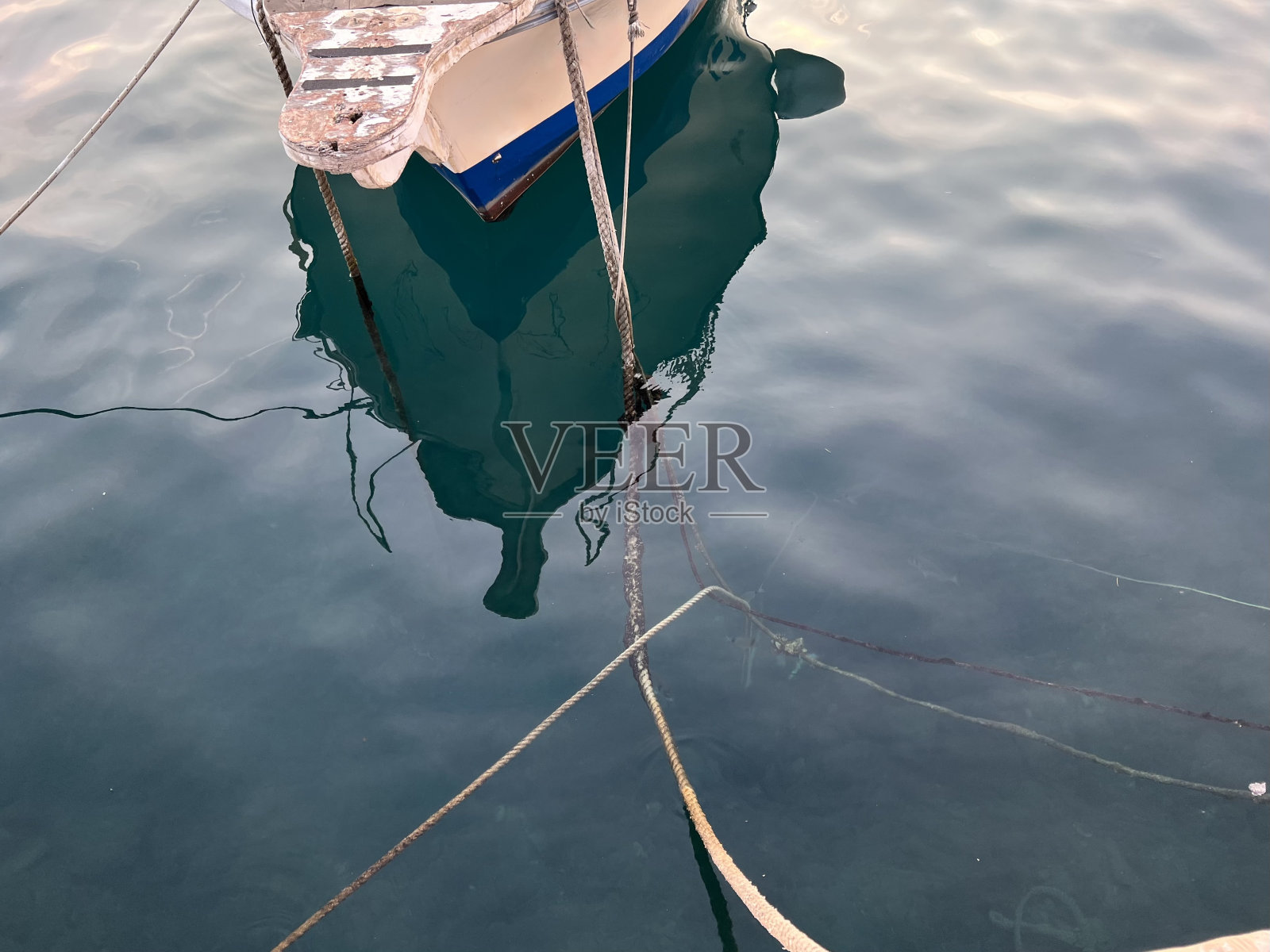 拉巴茨海滨城市位于伊斯特拉岛东部海岸,靠近克罗地亚老城区拉宾普拉和亚得里亚海的奥帕蒂亚照片摄影图片