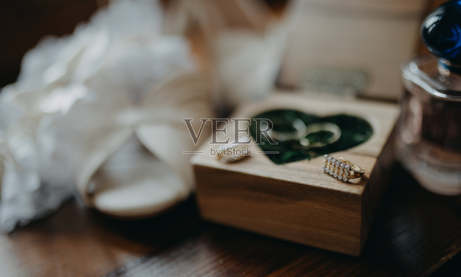 采购产品新娘的婚礼配件,耳环,戒指,鞋子,香水。照片摄影图片