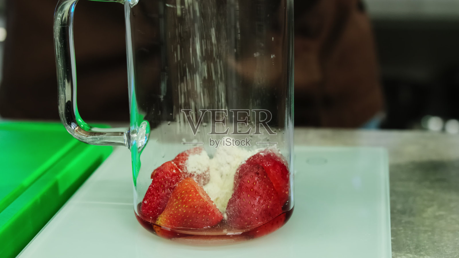 透明罐子里的草莓加糖粉照片摄影图片