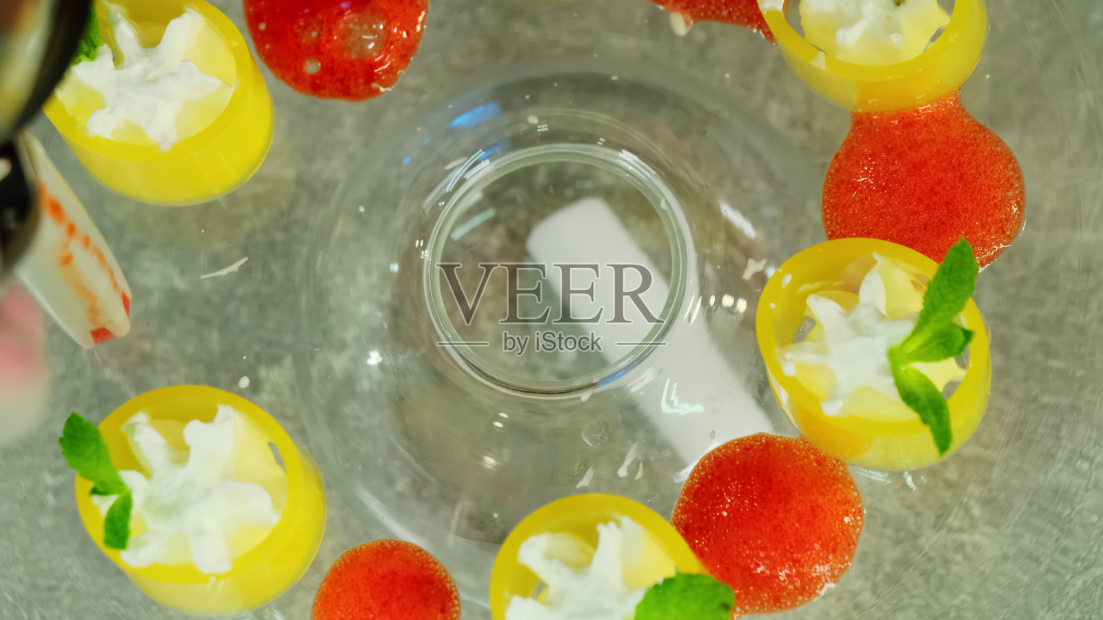 厨师把果酱和奶油放在盘子里的果冻管之间照片摄影图片