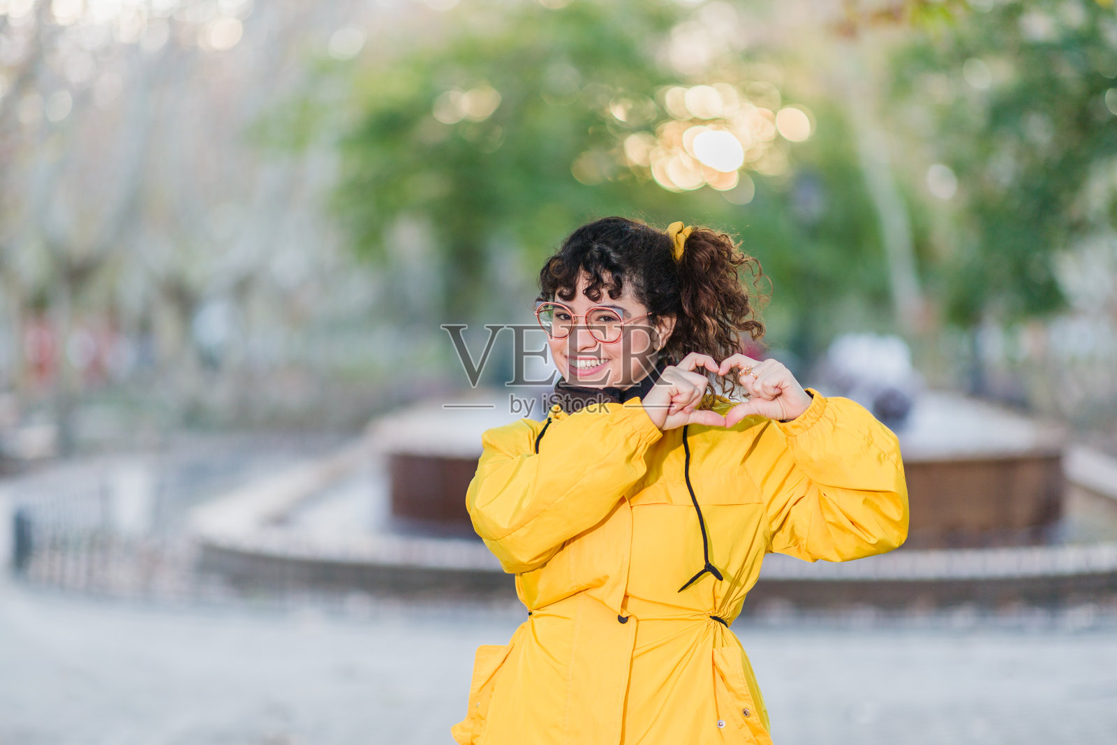 国际妇女节,鼓舞包容拉丁女性活动家。爱心签名微笑z世代。照片摄影图片