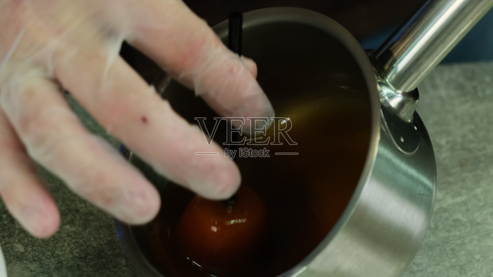 厨师把糖果蘸在焦糖上照片摄影图片