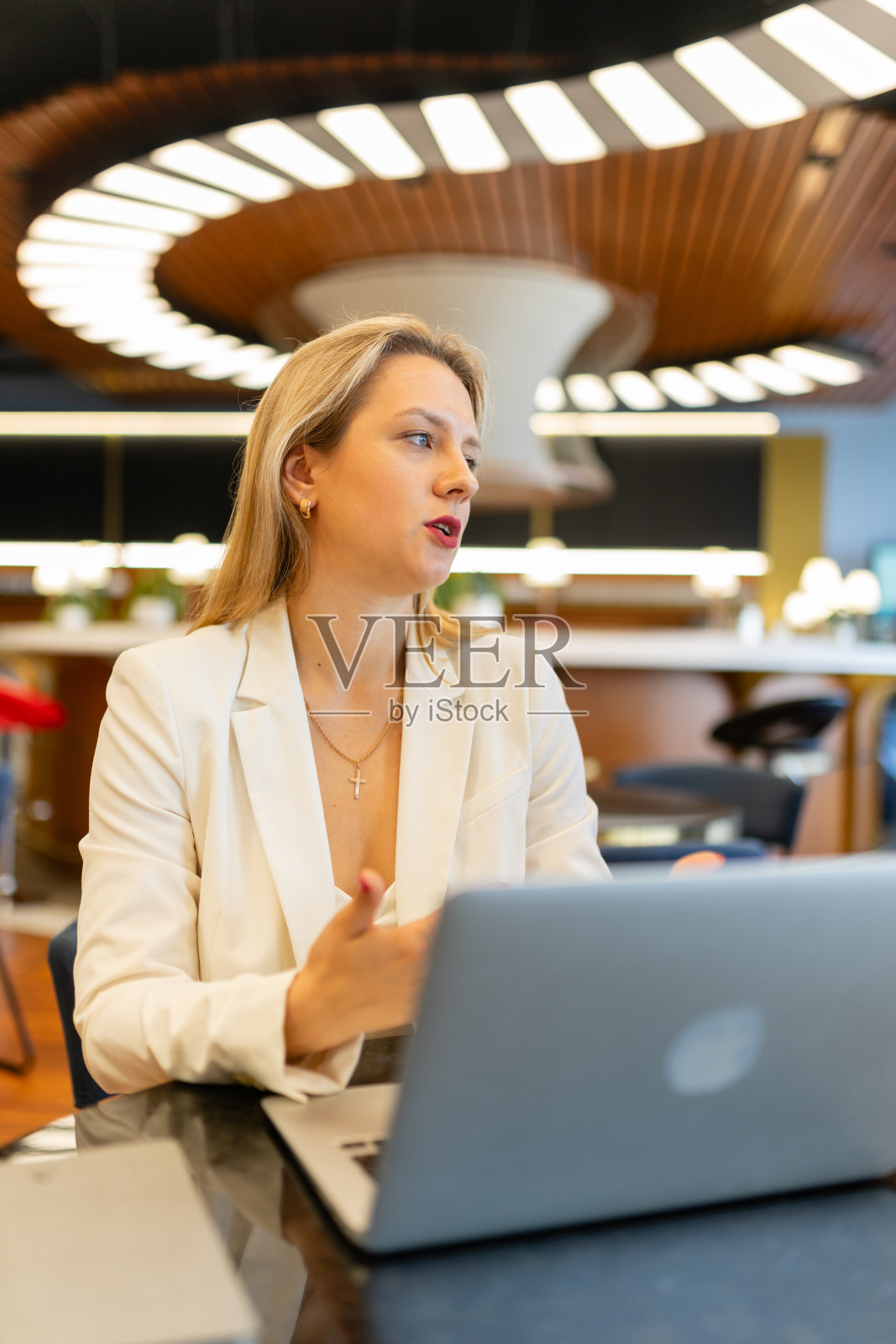 严肃的女经理在联合办公区讨论项目照片摄影图片