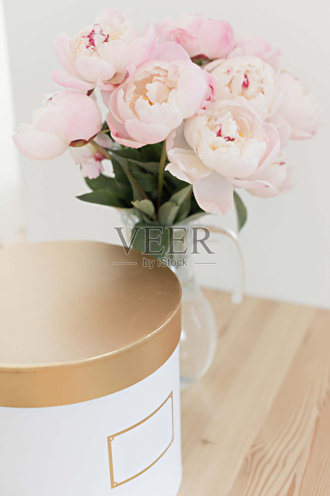 浪漫的牡丹在浅色的背景。婚礼或生日用的女性花束。照片摄影图片