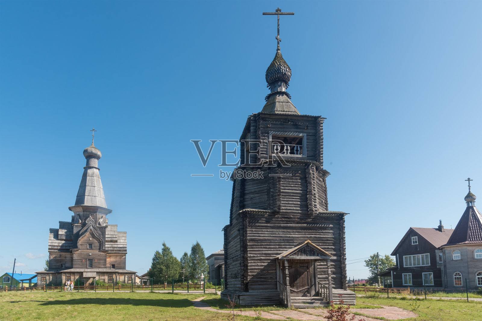 俄罗斯北部科拉半岛瓦尔祖加村的古老木制教堂照片摄影图片