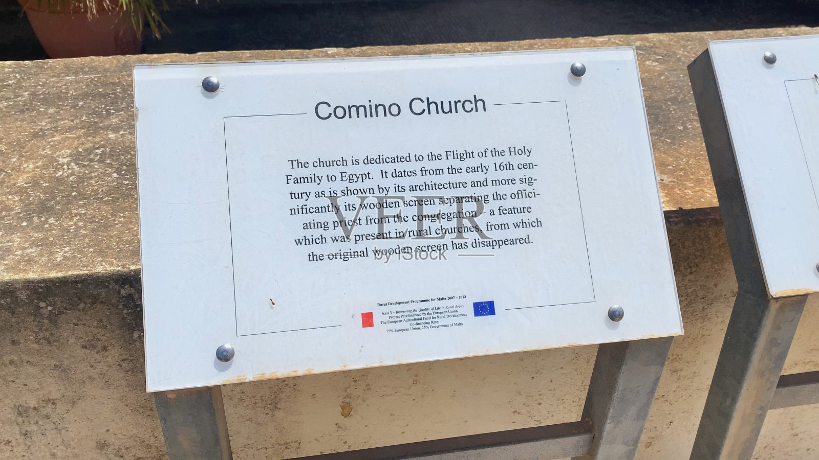 科米诺,马耳他,28.05.2024 -科米诺教堂,圣玛丽教堂,圣母从埃及归来教堂前的冬宫信息板照片摄影图片