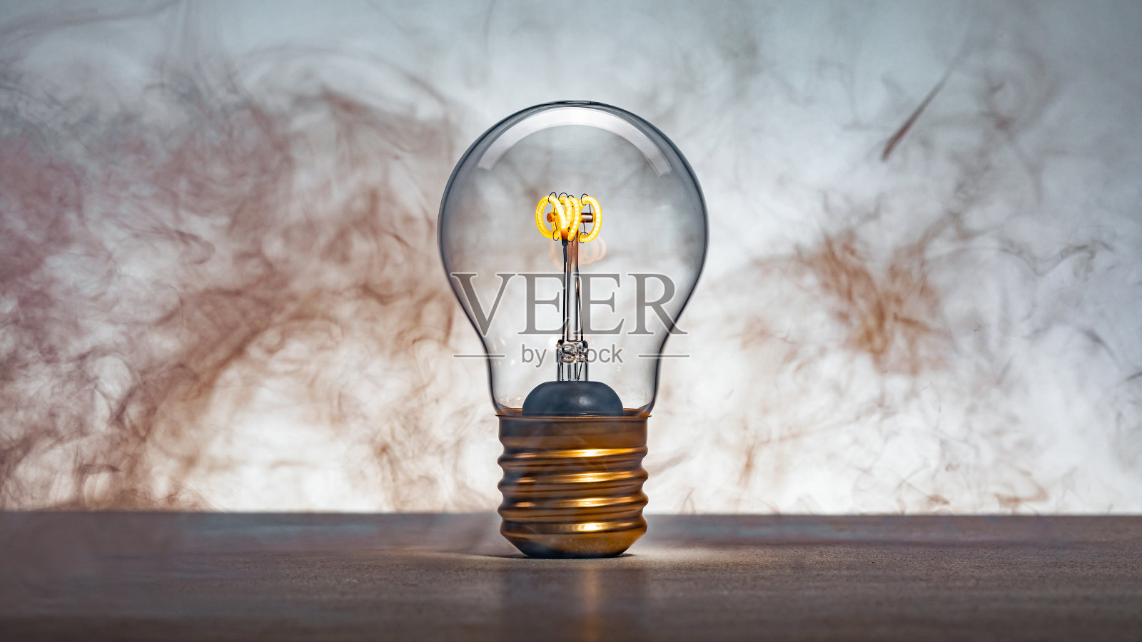 代表煤炭能源污染的灯泡和棕色烟雾照片摄影图片