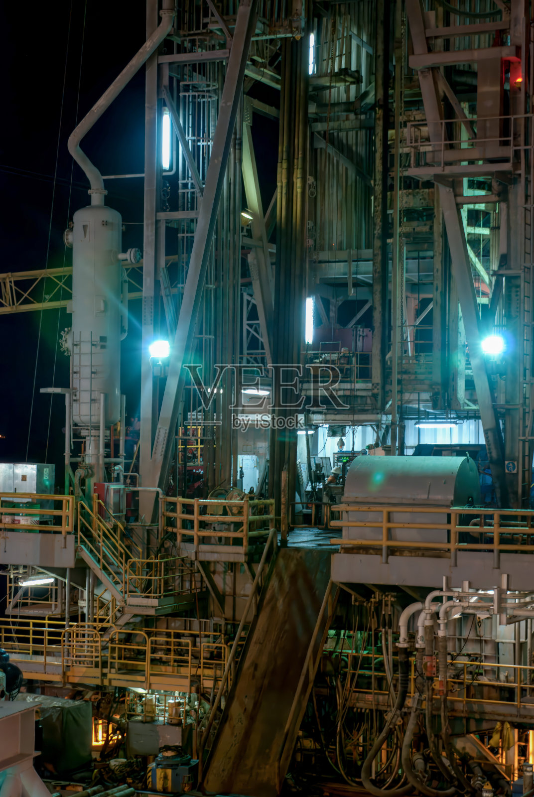 海上钻井平台钻台夜景照片摄影图片