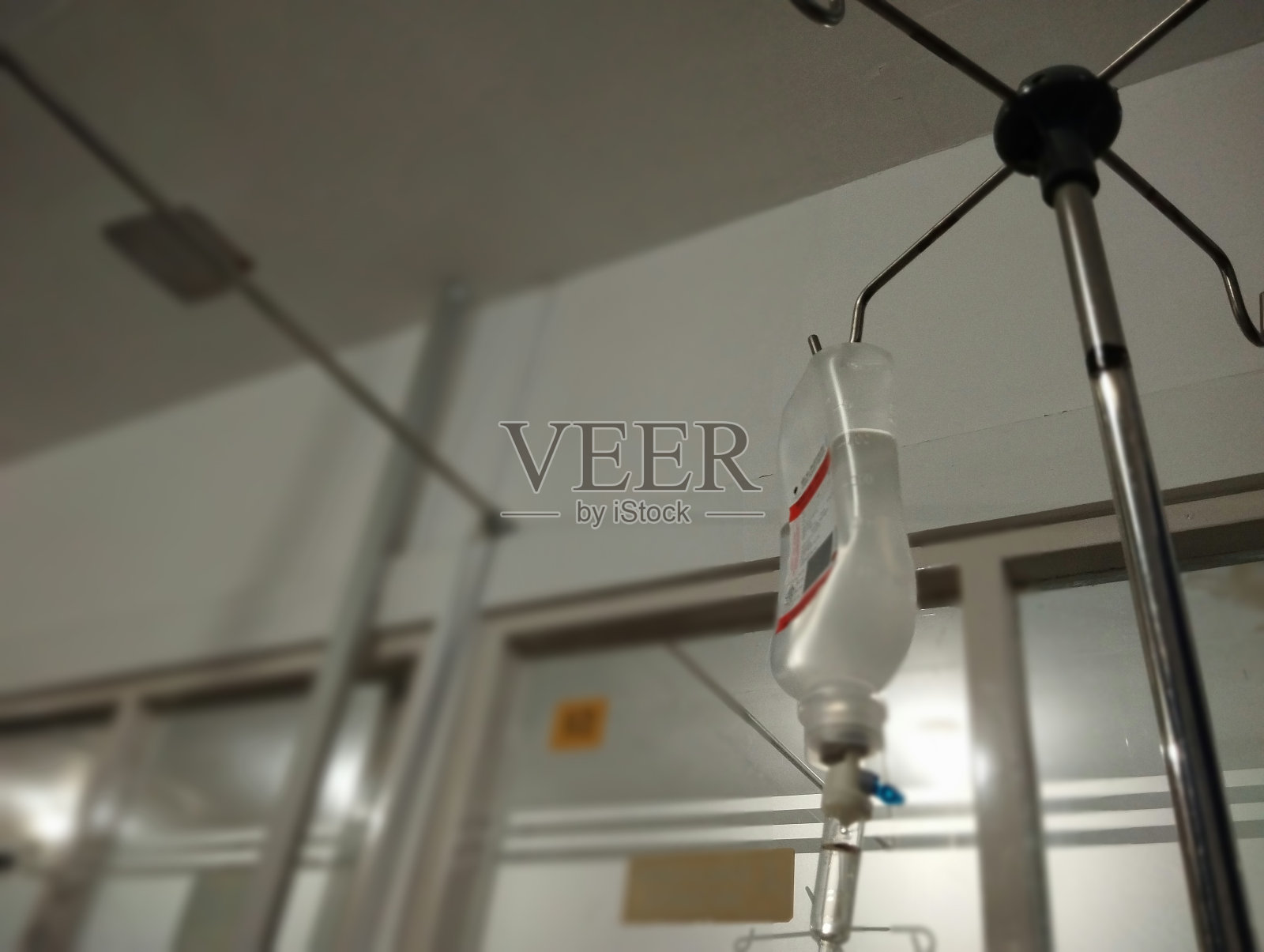 在严重脱水、严重感染、危重疾病或出血等紧急情况下,输液是优先考虑的。这是因为医生需要迅速将液体和药物送入病人体内,以防止并发症照片摄影图片