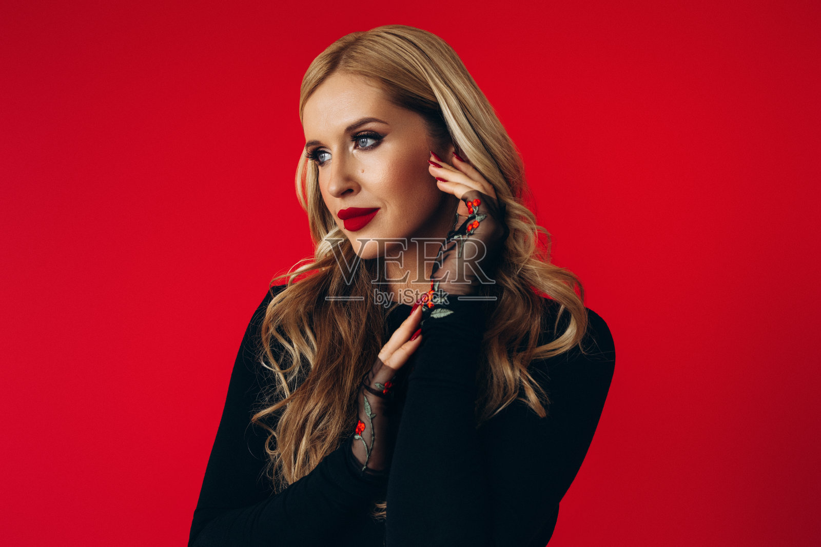 美女穿得时髦照片摄影图片