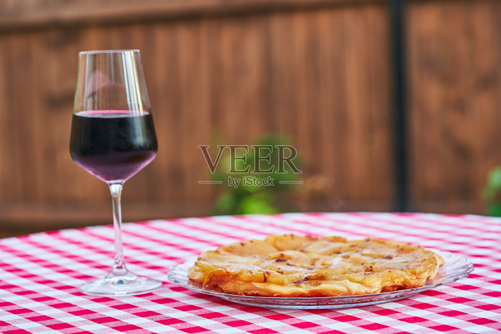 来自法国传统的甜馅饼。照片摄影图片