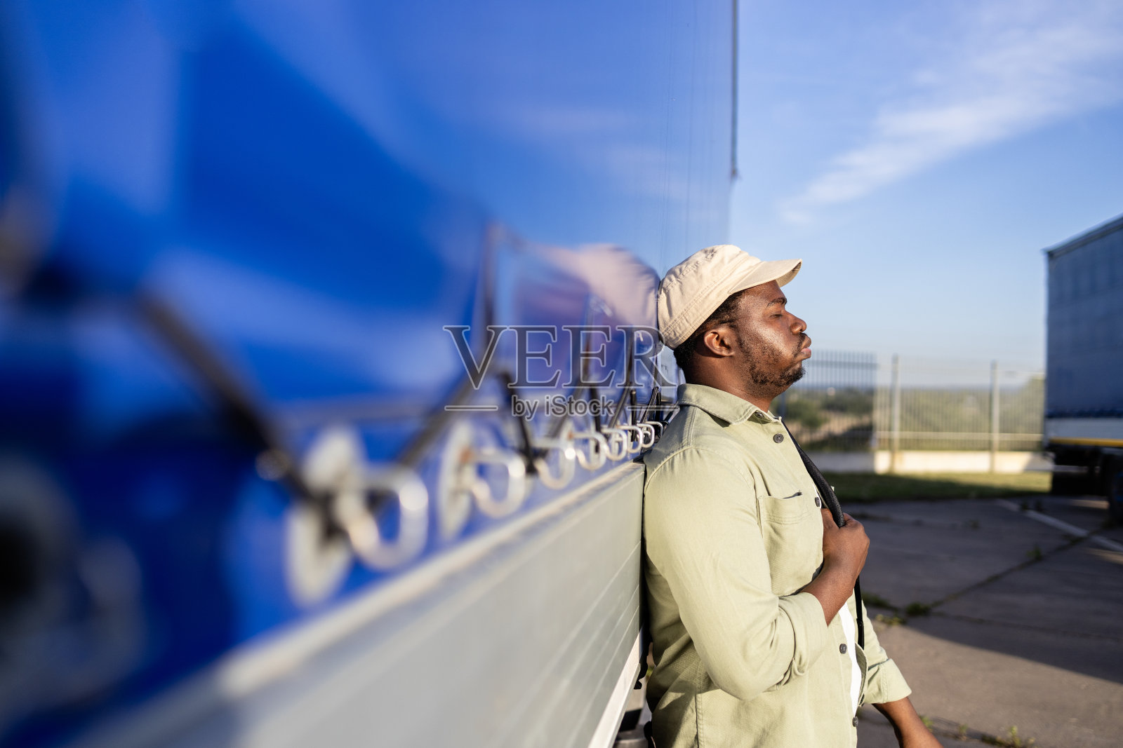 压力很大的卡车司机工作。照片摄影图片